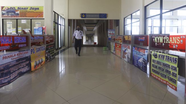 Suasana sepi di Terminal Jatijajar, Kota Depok, Jawa Barat, Kamis (21/5). [Suara.com/Angga Budhiyanto] 