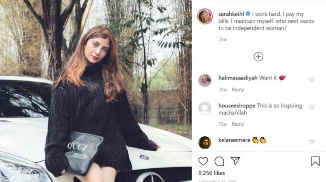 Balutan dress hitam di atas mobil mewah (Instagram-sarahkeihl)