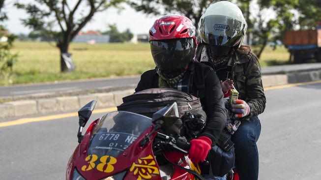 Pemudik sepeda motor melintas di Jalur Pantura Jatisari, Karawang, Jawa Barat, Rabu (20/5). [ANTARA FOTO/Nova Wahyudi]