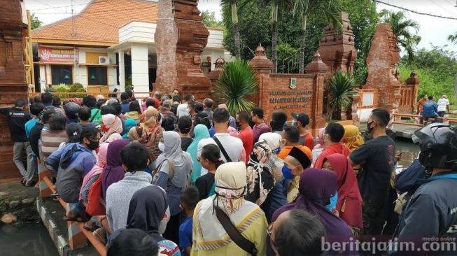 Warga di Kecamatan Magersari, Kota Mojokerto saat mencairkan bansos di kantor Kecamatan Magersari. (Beritajatim.com)