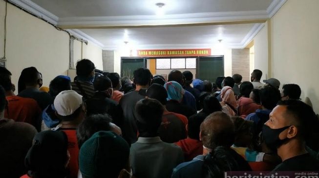 Warga Ini Rela Berdesakan Demi Dapat Bantuan Rp 200 Ribu dari Pemprov Jatim