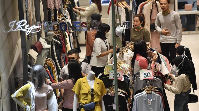 Sejumlah pengunjung memilih pakaian yang dijual di salah satu mal di Cirebon, Jawa Barat, Rabu (20/5). [ANTARA FOTO/Nova Wahyudi]