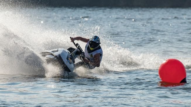 Disangka Sama dengan Jetski, Kocaknya Wisatawan Ini Bawa Motor ke Laut