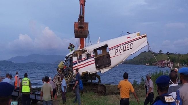 Ini Cara Tim Gabungan Evakuasi Badan Pesawat Milik MAF dari Danau Sentani