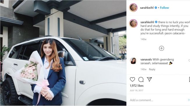 Sarah Keihl bersama mobil SUV berkelir putih (Instagram-sarahkeihl)
