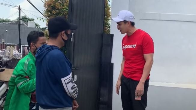Baim Wong memarahi oknum driver ojol yang mengemis meminta uang (Youtube-Baim Paula)