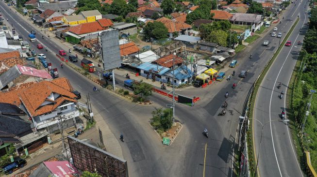 Kendaraan melintas di Simpang Jomin, Karawang, Jawa Barat, Jumat (22/5).  [ANTARA FOTO/Nova Wahyudi]