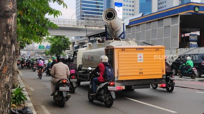 Penampakan arus kendaraan di Jalan Tendean mengarah ke Pancoran pada masa pemberlakuan PSBB. (Suara.com/Bagaskara).