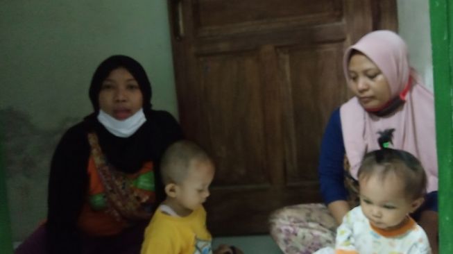 Siswati (kiri) dan Yantini (kanan), dua PRT saat berbincang dengan Suara.com di Sektetariat Sedap Malam di Tebet, Jakarta Selatan. (Suara.com/Arga).