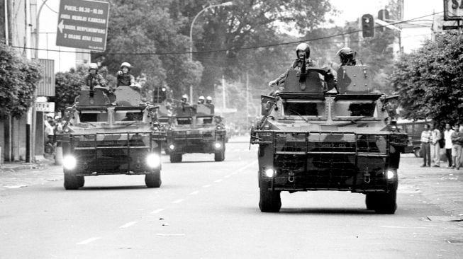 Foto Arsip: Beberapa kendaraan lapis baja berpatroli di sekitar Jl. Sabang, Jakarta, Kamis (14/5/1998), setelah terjadinya kerusuhan yang disertai penjarahan di tempat tersebut. Aksi kerusuhan yang melanda kota Jakarta itu membuat terhentinya aktivitas masyarakat.  [ANTARA FOTO/Saptono]