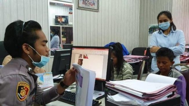 Bareng Pacar Lesbinya, Ivina Kerap Cambuk Anaknya Pakai Gesper dan Kabel HP