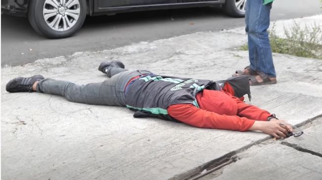 Oknum ojol pura-pura pingsan di depan rumah Baim Wong (Youtube-Baim Paula)