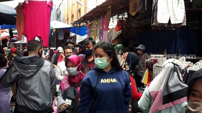 Tak Ada PSBB, Demi Lebaran Berjubel di Tanah Abang: Lillahi Ta'ala Aja