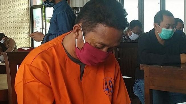 Gaya Bak Polisi, Tukang Las di Banyuwangi Ploroti Duit Hartono Rp 30 Juta