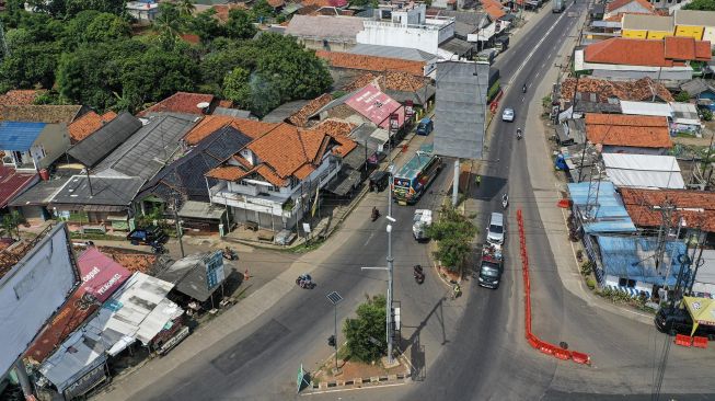 Kendaraan melintas di Simpang Jomin, Karawang, Jawa Barat, Jumat (22/5).  [ANTARA FOTO/Nova Wahyudi]