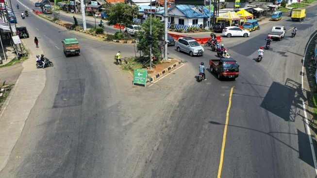 Kendaraan melintas di Simpang Jomin, Karawang, Jawa Barat, Jumat (22/5).  [ANTARA FOTO/Nova Wahyudi]