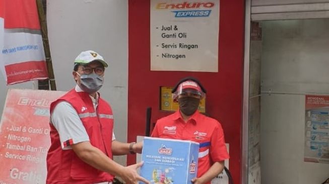  Satgas RAFICO PT Pertamina Lubricants memberikan bingkisan sembako dan paket higienitas untuk mekanik di seluruh Indonesia [Dok Pertamina Lubricants]