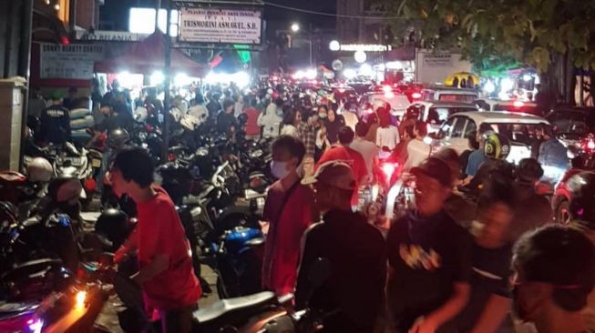 Warga yang Masih Nekat Berkeruman di Kawasan Tebet Bakal Dikenai Sanksi