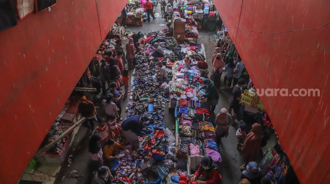 Warga berbelanja di Pasar Kebayoran Lama, Jakarta Selatan, Sabtu (23/5). [Suara.com/Alfian Winanto]