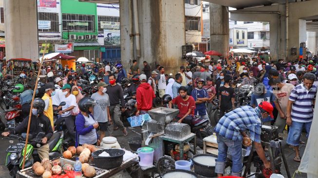 Aktivitas warga berbelanja di Pasar Kebayoran Lama, Jakarta Selatan, Sabtu (23/5). [Suara.com/Alfian Winanto]

