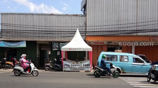 Warga Berjubel di Pasar Kramat Jati, Pos Pantau PSBB Dijadikan Parkir Motor