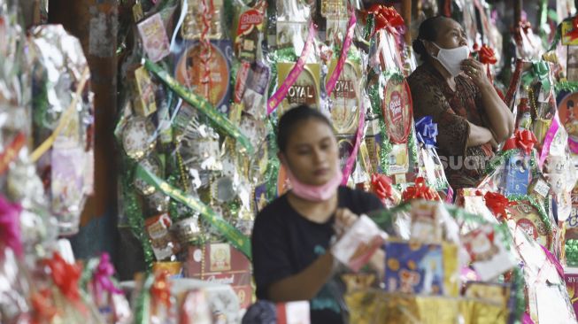 Pedagang parsel menunggu pembeli di Barito, Jakarta, Rabu (13/5). [Suara.com/Angga Budhiyanto]