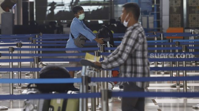 Sejumlah calon penumpang bersiap melakukan lapor diri sebelum terbang di Terminal 3 Bandara Soekarno Hatta, Tangerang, Banten, Kamis (7/5). [Suara.com/Angga Budhiyanto]