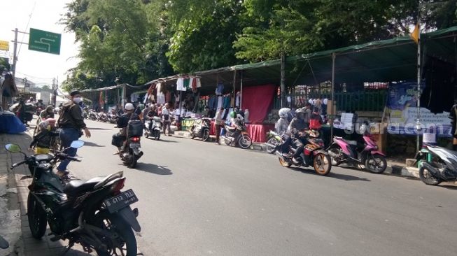 Penampakan pedagang pakaian muslim di kawasan Condet, Jakarta Timur. (Suara.com/Adie Prasetyo N).