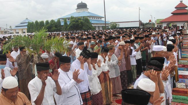 Jamaah Tarekat Syattariah melaksanakan shalat Idul Fitri 1441 Hijriah di halaman Masjid Syaikhuna Habib Muda Seunagan Desa Peuleukung, Seunagan Timur, Nagan Raya, Aceh, Sabtu (23/5). [ANTARA FOTO/Syifa Yulinnas]