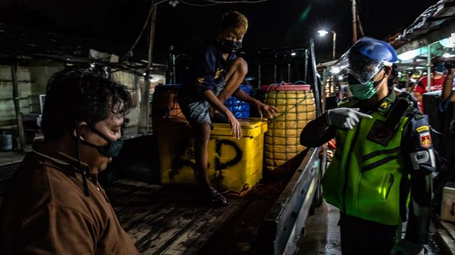 Petugas Gugus Tugas Percepatan Penanganan COVID-19 Kota Semarang mengajak pedagang untuk mengikuti pemeriksaan massal COVID-19 di Pasar Ikan Rejomulyo (Pasar Kobong), Semarang, Jawa Tengah, Jumat (22/5/2020). [ANTARA FOTO/Aji Styawan]