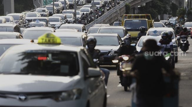 Sejumlah kendaraan bermotor melintas di Jalan Gatot Subroto, Jakarta, Selasa (19/5). [Suara.com/Angga Budhiyanto]