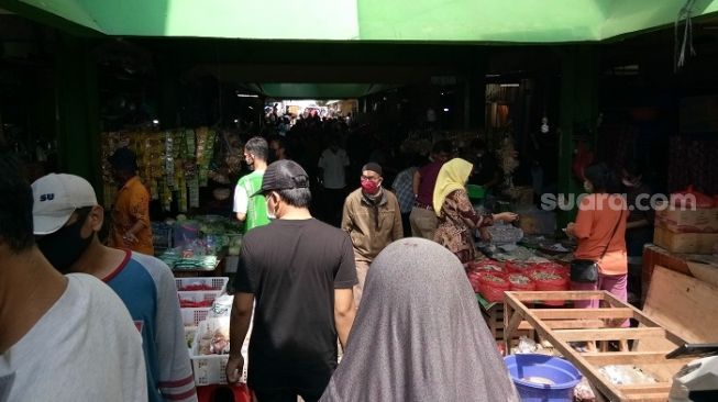 Penampakan warga saat memadati Pasar Kramat Jati, Jaktim di masa pandemi Corona. (Suara.com/Adie Prasetyo N).