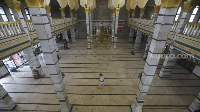 Suasana sepi di Masjid Al-Munawwar pada bulan suci Ramadhan di Pancoran, Jakarta, Selasa (5/5). [Suara.com/Angga Budhiyanto]