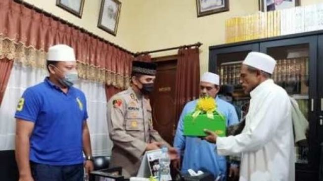 Habih Umar Abdulah Assegaf saat dimediasi dengan petugas Satpol PP terkait pertikaian di jalan raya setelah melanggar aturan PSBB. (istimewa).