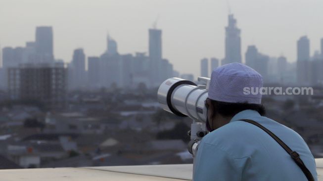 Tim Hisab Rukyat Kantor Wilayah (Kanwil) Agama Provinsi DKI Jakarta memantau hilal awal Ramadhan 1441 H di atap Gedung Kanwil Agama DKI Jakarta, Jatinegara, Jakarta, Kamis (23/4). [Suara.com/Angga Budhiyanto]