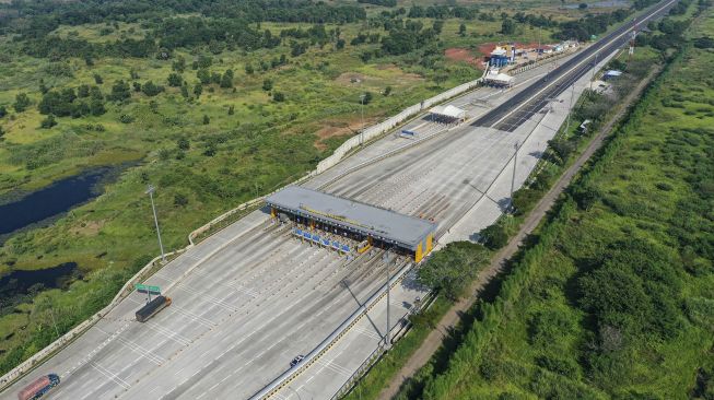 Kendaraan melintas di pintu Tol Cikampek Utama, Karawang, Jawa Barat, Sabtu (23/5).  [ANTARA FOTO/Nova Wahyudi]