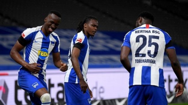 Striker Hertha Berlin Dodi Lukebakio (kiri) merayakan golnya ke gawang Union Berlin di lanjutan Liga Jerman di  Olympic stadium. Stuart Franklin / POOL / AFP