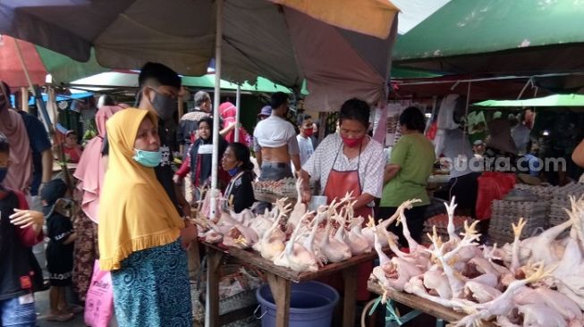 Buru Daging hingga Sarung Lebaran, Warga Serbu Pasar Kramat Jati saat PSBB