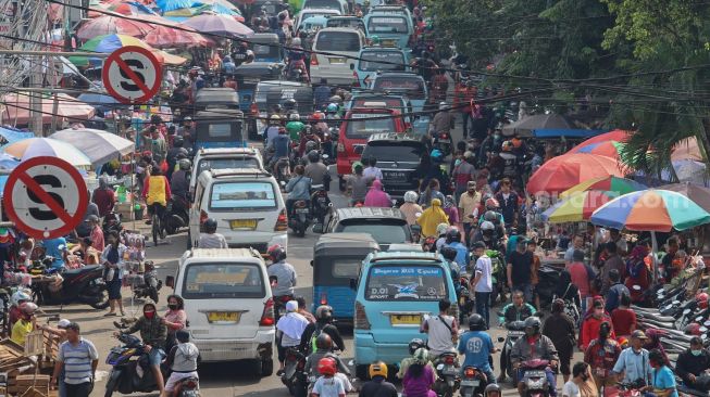 Warga berbelanja dengan berkerumun tanpa memperhatikan aturan Physical Distancing, meskipun Jakarta masih dalam masa PSBB