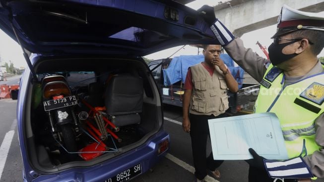 Petugas Kepolisian memeriksa kendaraan di Pos Penyekatan Jalur Mudik di Gerbang Tol Cikarang Barat, Kabupaten 