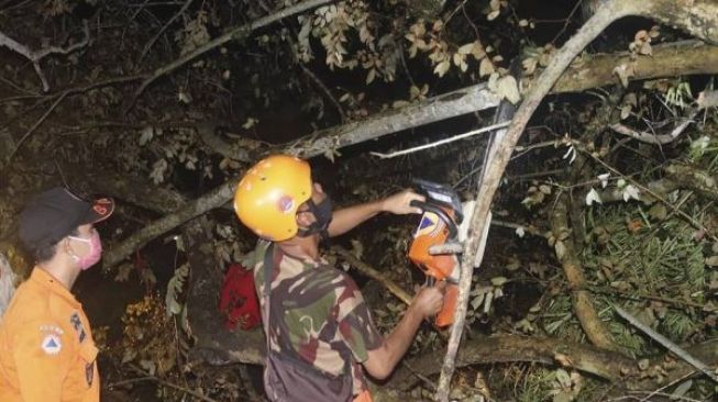 Dihantam Puting Beliung, 6 Rumah di Waringinkurung Rusak Tertimpa Pohon