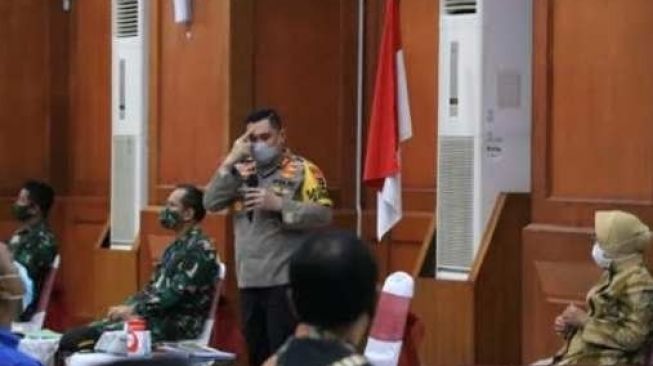 IPW Bandingkan Sikap Prabowo dan Kapolda Jatim Tanggapi Anak Buah Tidur