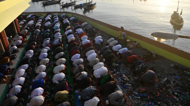 Umat muslim menunaikan Shalat Idul Fitri 1441 H di Masjid AL-Mabrur, Kenjeran, Surabaya, Jawa Timur, Minggu (24/5/2020). [ANTARA FOTO
