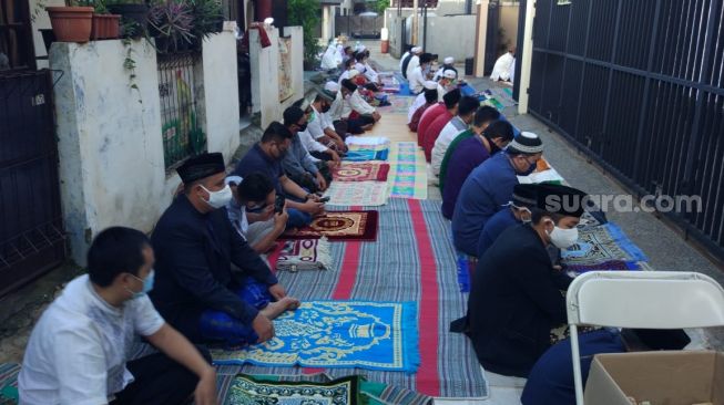 Warga Kampung Ciganjur, Jakarta Selatan tetap melaksanakan sholat Ied pada Idul Fitri 1441 Hijriah [Suara.com/Mohammad Fadil Djailani].