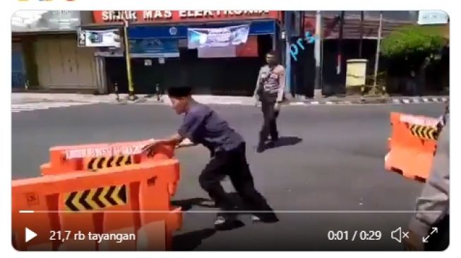 Klaim Lockdown Ganggu Perayaan Idul Fitri, Pria Ini Nekat Melawan Petugas