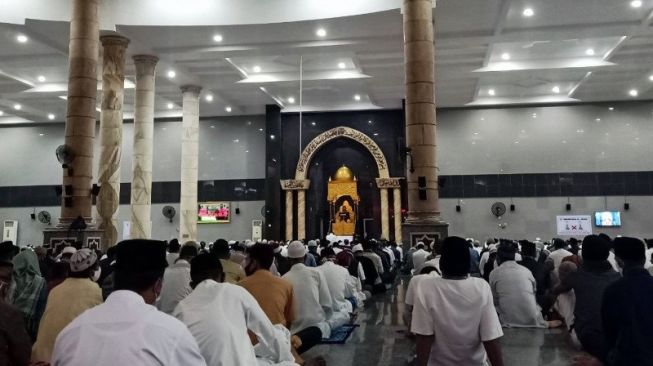 Khatib Sholat Idul Fitri di Ambon Ungkap Obat Ampuh COVID-19 Pada Jamaah