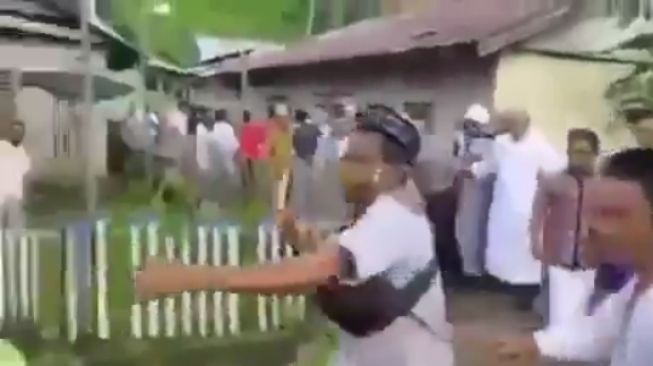 Viral Video Petugas Diamuk Warga, Diduga Larang Salat Idul Fitri Berjemaah. (instagram.com/cetul22)