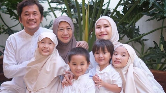 Keluarga Hanung Bramantyo dan Zaskia Adya Mecca merayakan Idulfitri 2020/1441 H di Jogja. - (Instagram/@zaskiadyamecca)