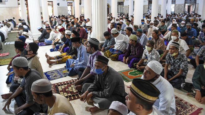 Umat muslim melaksanakan ibadah shalat Idul Fitri 1441 Hijriah di Masjid Annawier, Pekojan, Jakarta Barat, Minggu (24/5/2020). [ANTARA FOTO]
