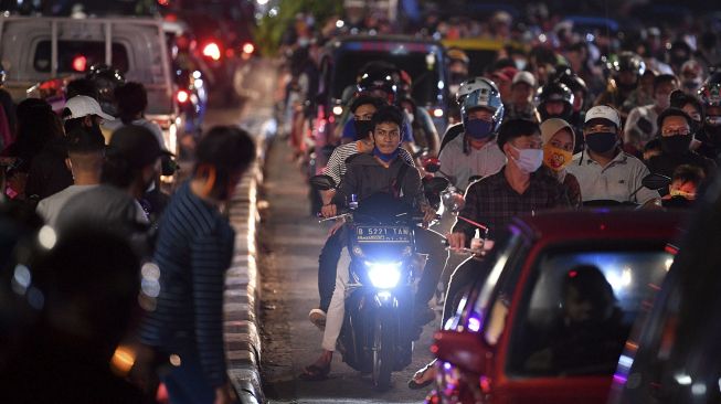 Pengendara terjebak kemacetan saat malam Idul Fitri 1 Syawal 1441 H di kawasan Kemayoran, Jakarta Pusat, Sabtu (23/5). [ANTARA FOTO/Sigid Kurniawan]